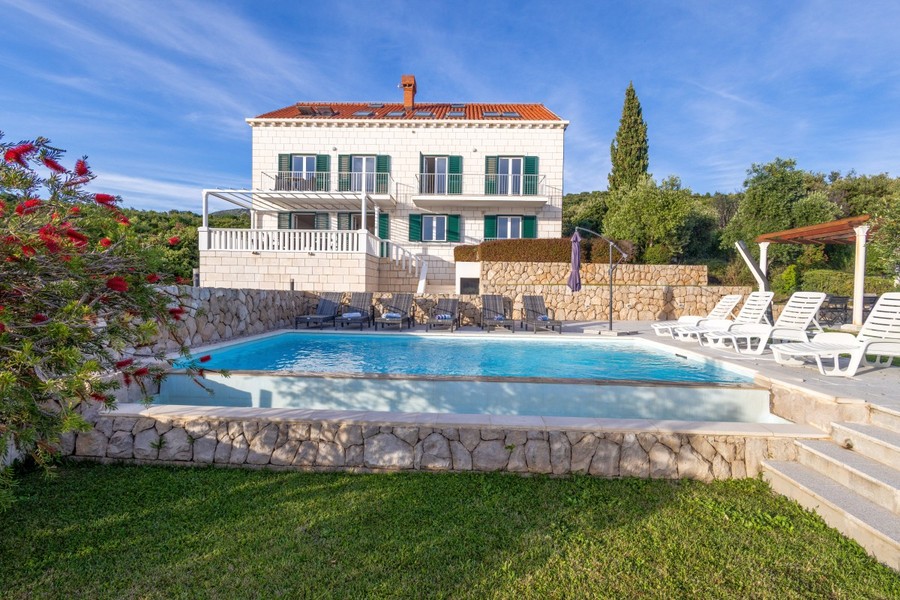 Villa with infinity pool and garden