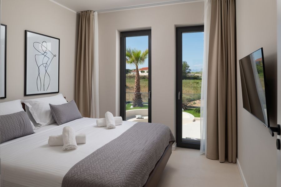 Bedroom with door to the terrace