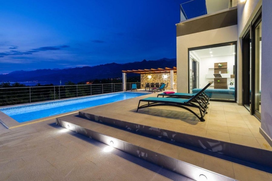 Pool in the evening in front of the house