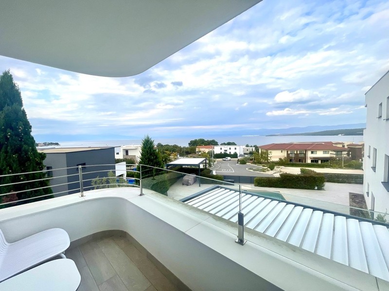 Semi-detached house with pool and sea view in Malinska