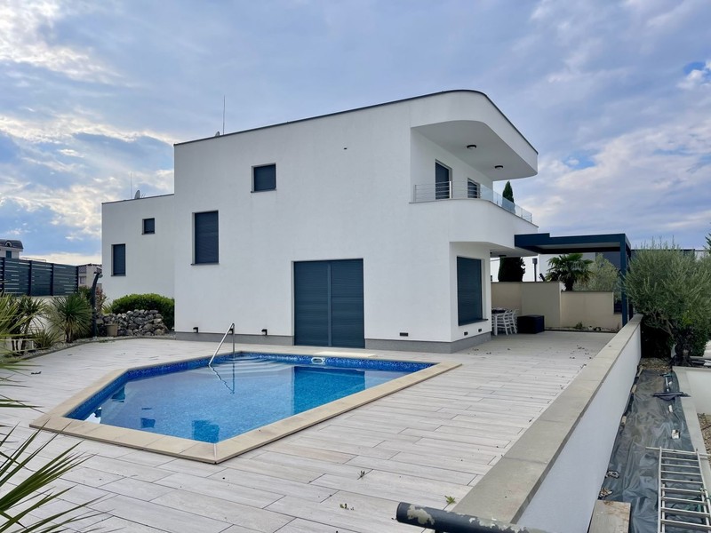 House with swimming pool and sun terrace
