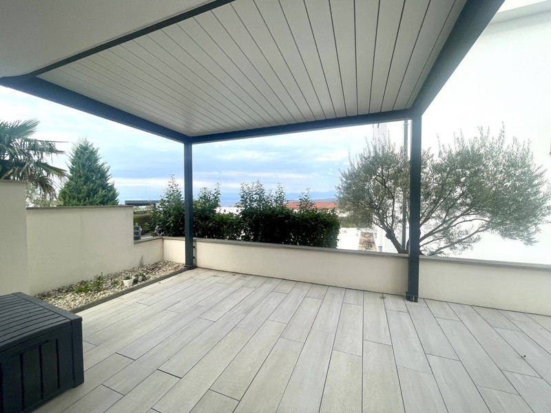 Covered terrace with view of the greenery