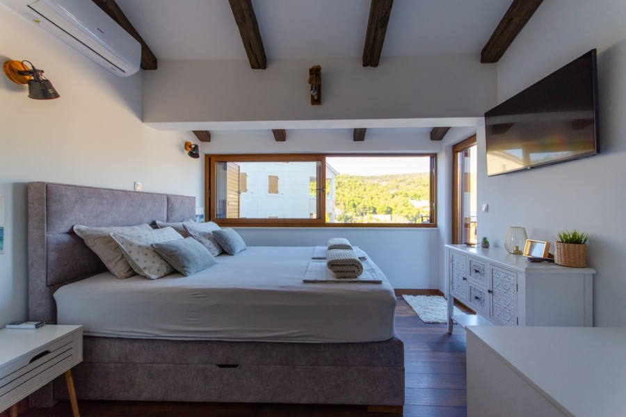 Bedroom with window onto greenery