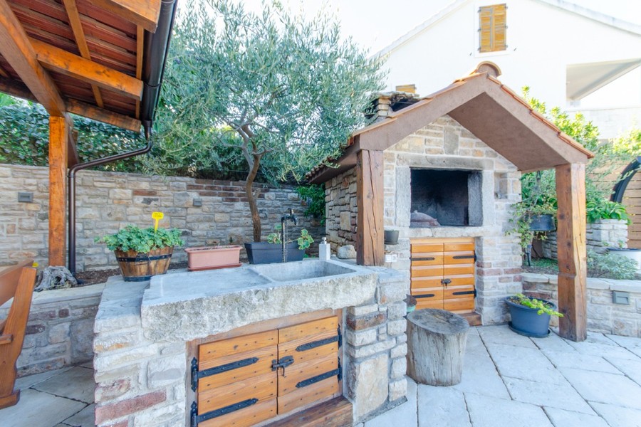 Built-in stone barbecue with stone sink