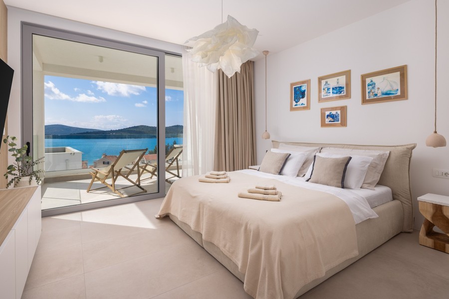 Bedroom with balcony facing the sea