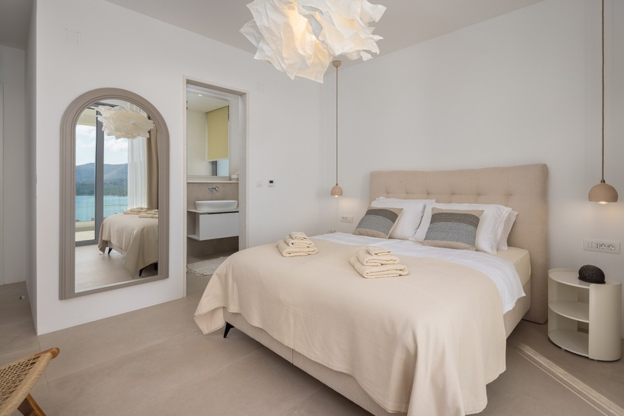 Bedroom with access to the bathroom