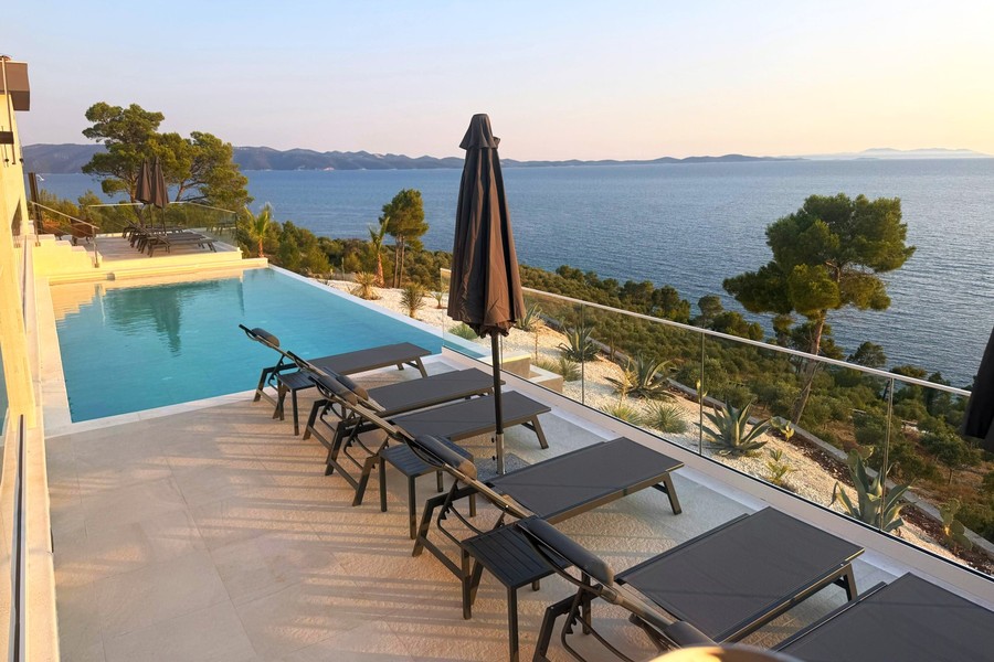 Villa with pool and sea view on the south coast of Brac Island