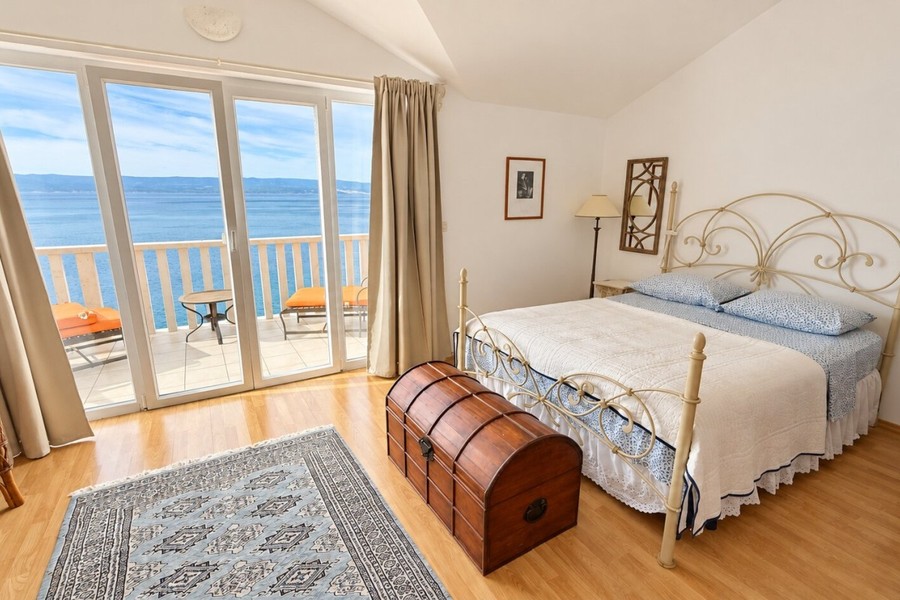 Bedroom with balcony and sea view