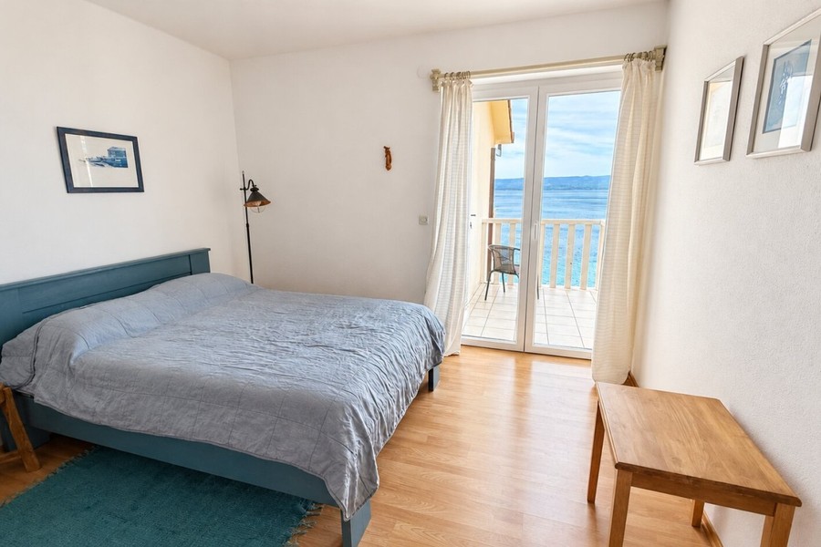 Bedroom with balcony door to the sea