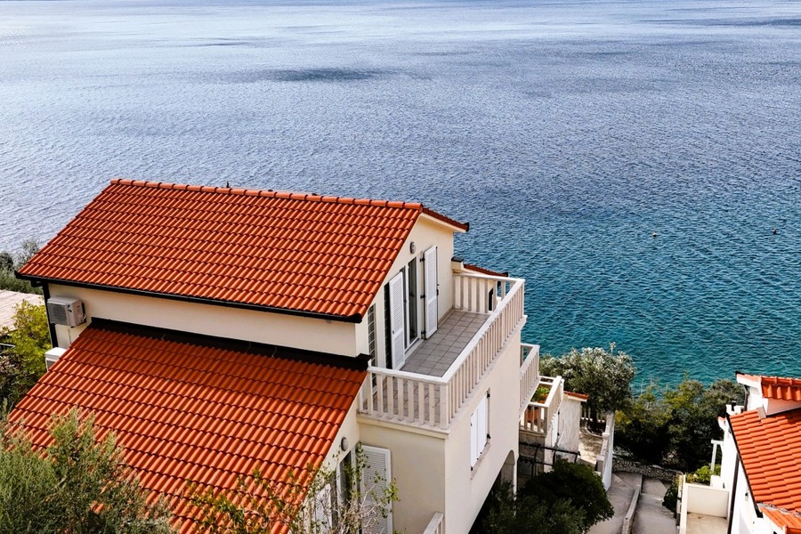 House with sea view in a coastal village near Omis