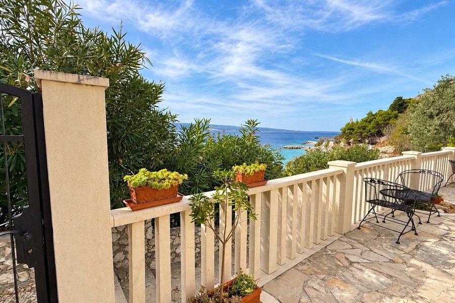 Terrace with seating area and view over the bay