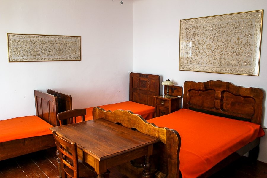 Bedroom with three beds and wooden table