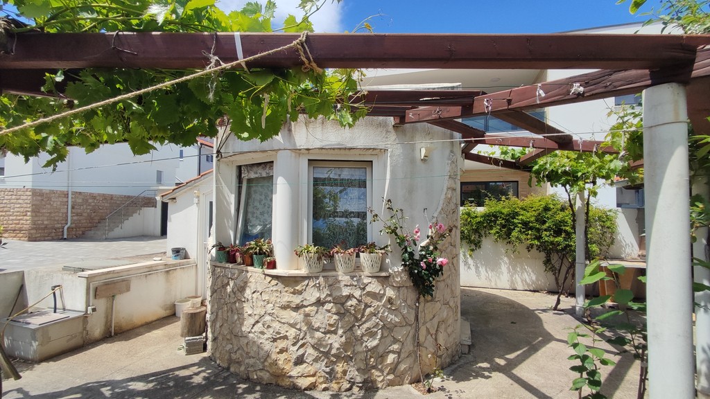 Summer kitchen under the pergola