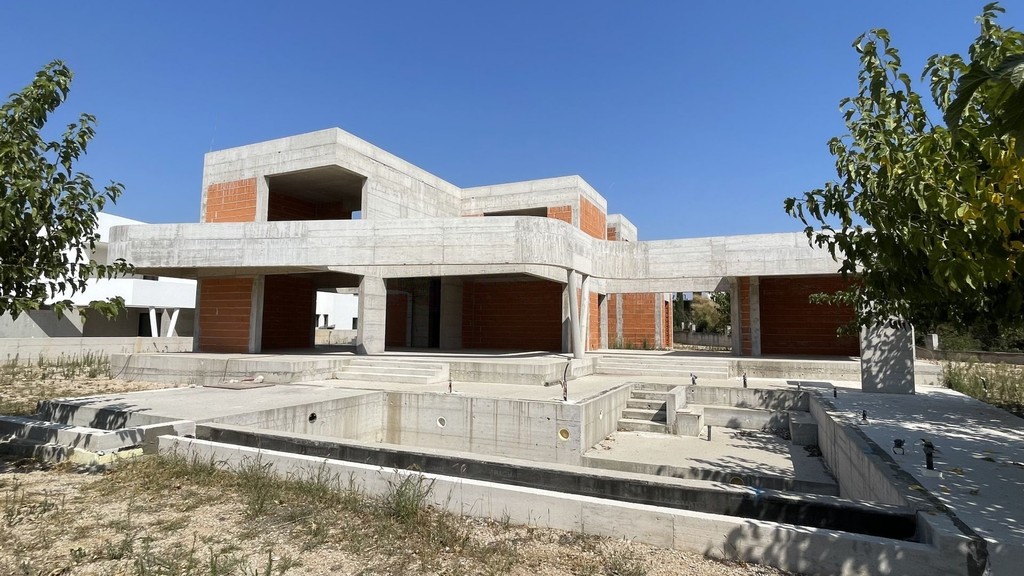 View of the villa with pool basin in shell condition