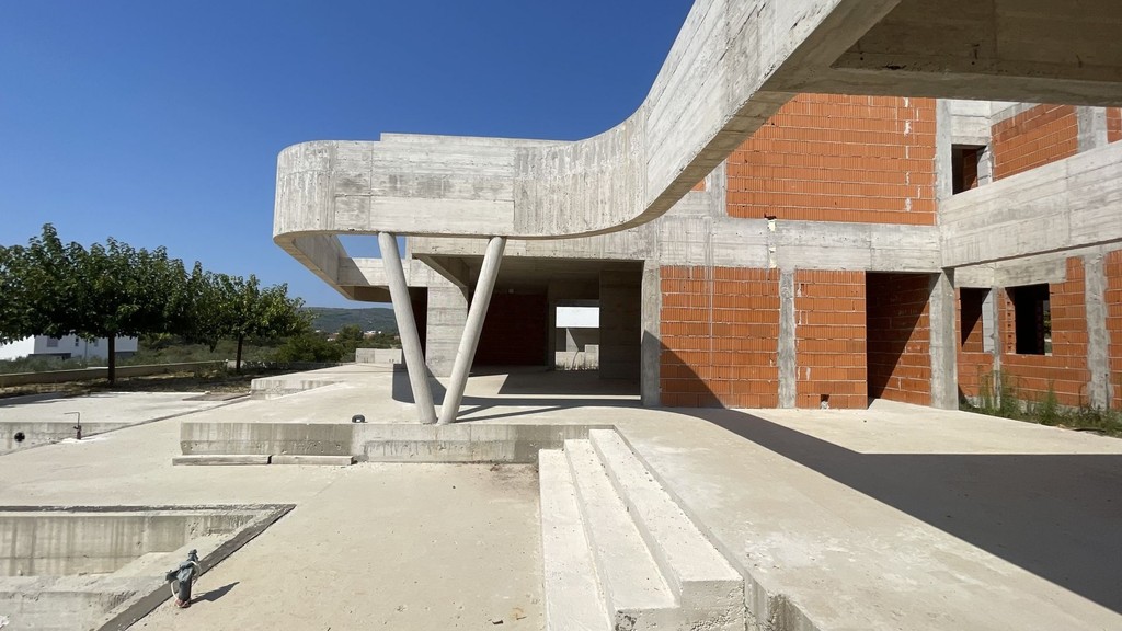 Covered terrace with sloped supports