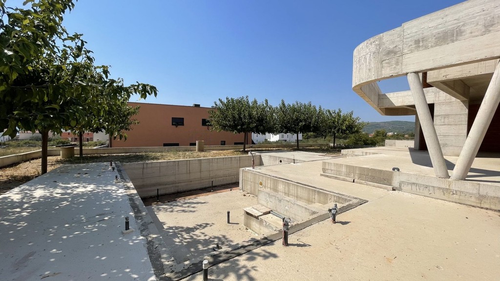 Courtyard with pool basin and steps