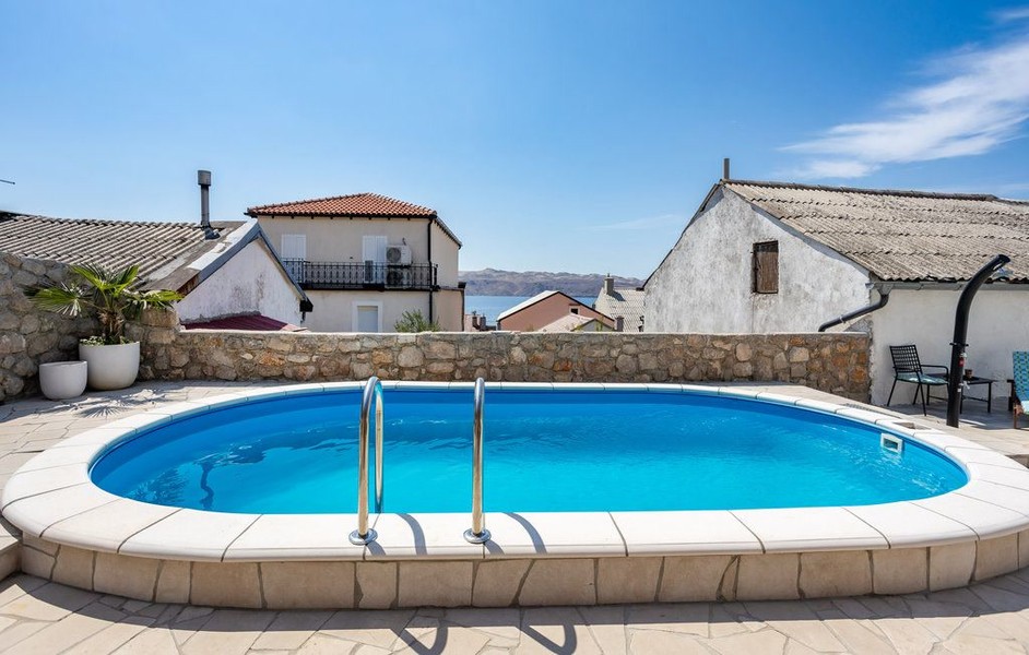 Pool with ladder and view over the rooftops