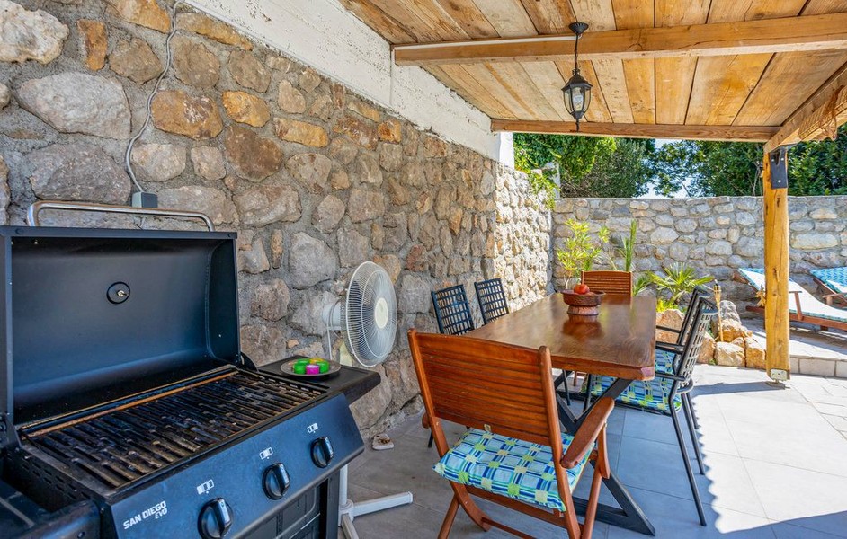 Covered terrace with grill and dining table