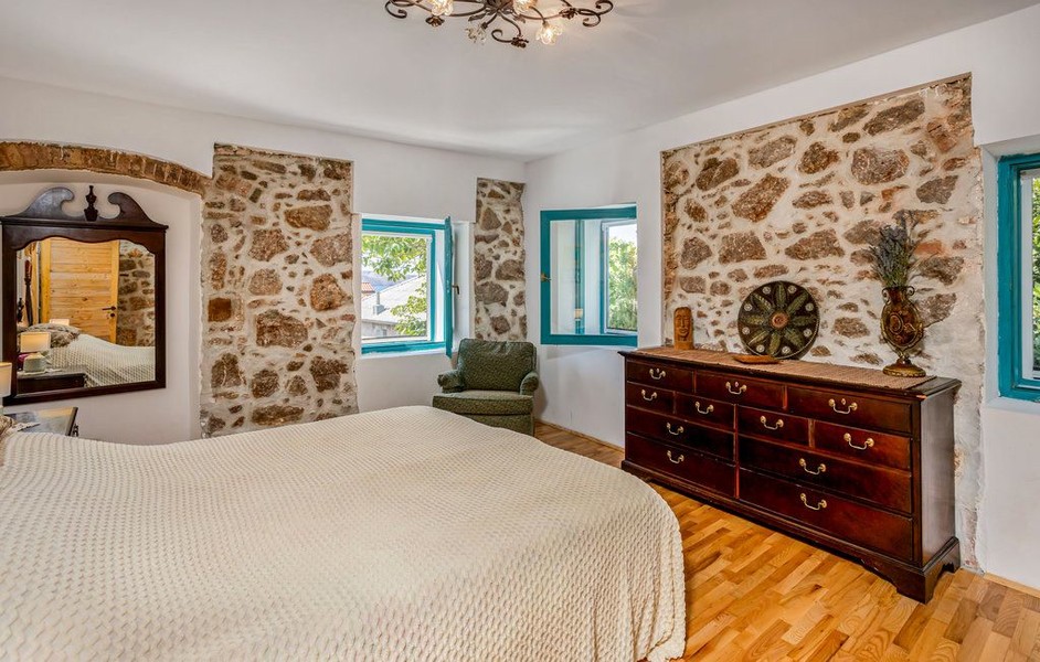 Bedroom with double bed and chest of drawers