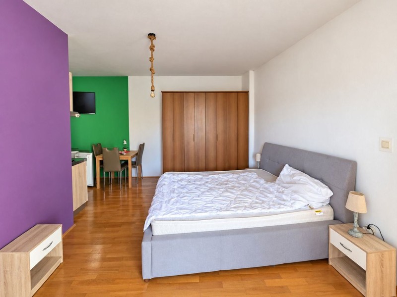 Studio with double bed and dining table