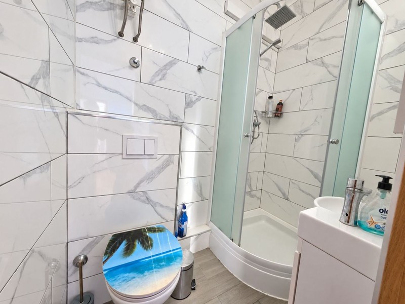 Shower room with marble-effect tiles