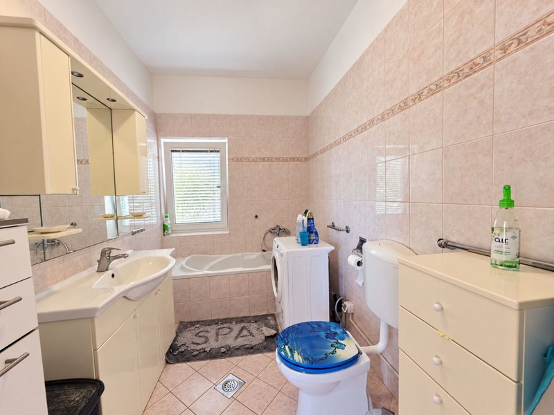 Bathroom with bathtub and washbasin
