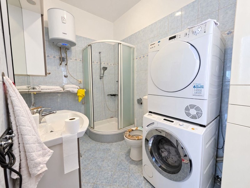 Bathroom with shower, washing machine and dryer