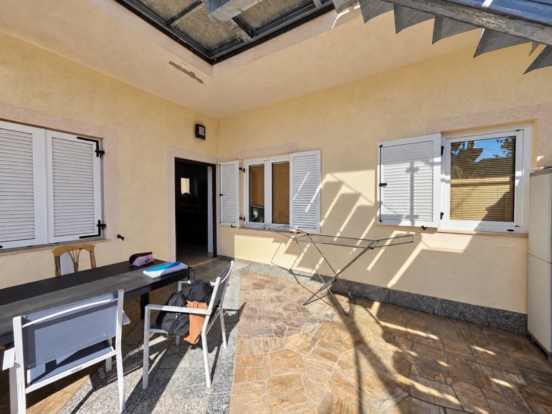 Covered terrace with table and chairs