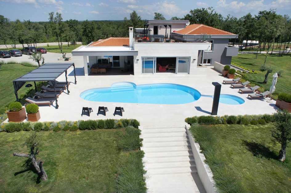 The frontal view of the villa in Istria with privacy for sale.