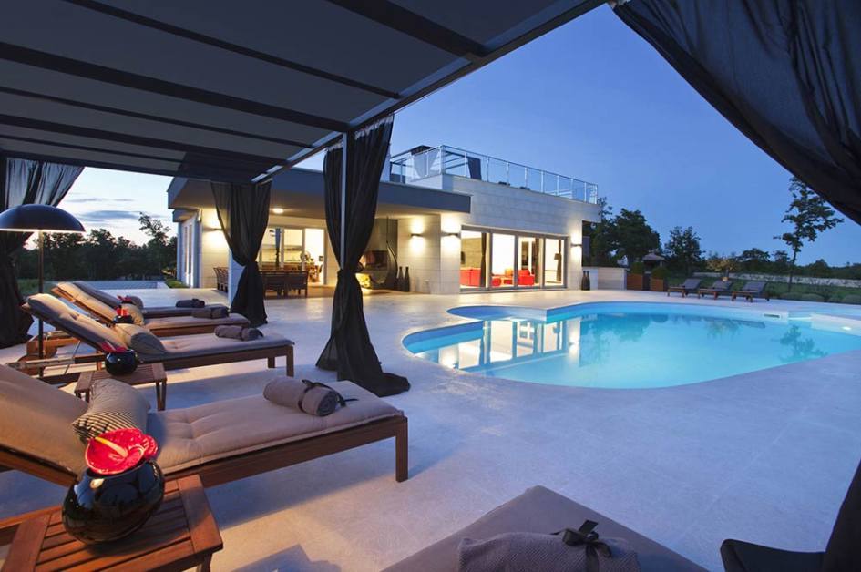 The pool is approx. 80m² in size