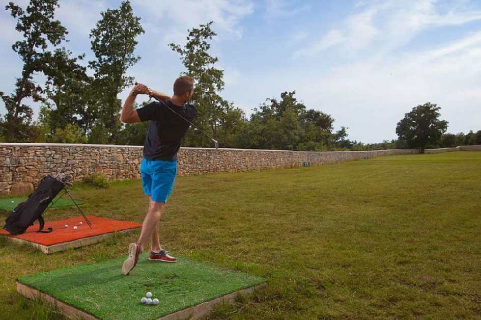 The villa for sale in Croatia has a golf driving range of 130m.