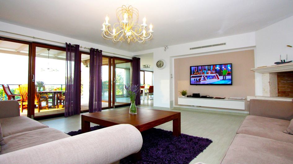 View into the living room of villa H622 - Panorama Scouting.
