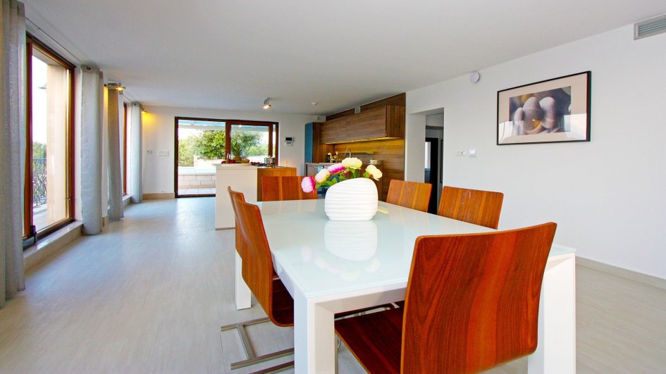 Dining area of property H622 on Brac in Croatia.