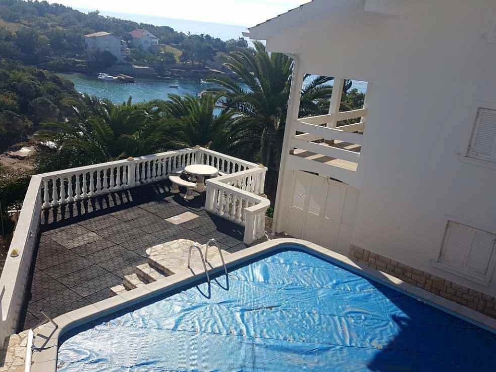 Side view of the villa near the sea on Pag, which is for sale. Real Estate Croatia - Panorama Scouting