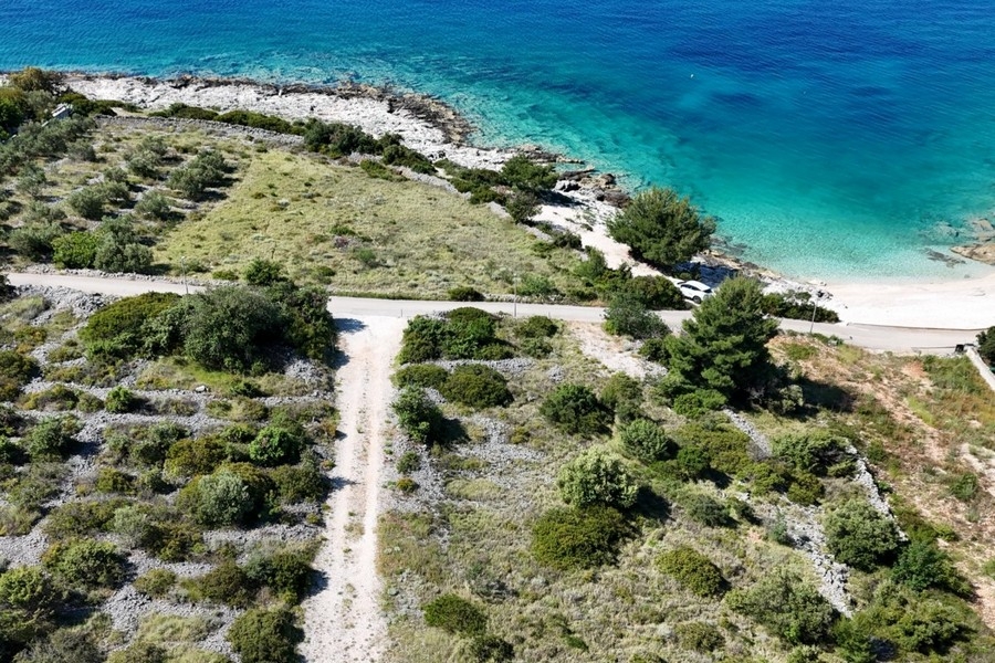 Plot in the first row to the sea in Croatia
