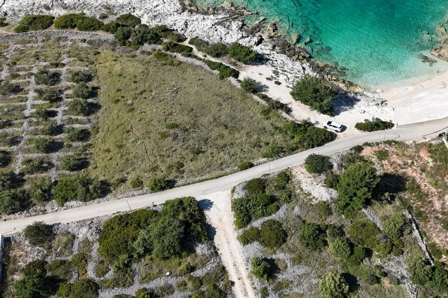 Building plot on the turquoise sea in Croatia