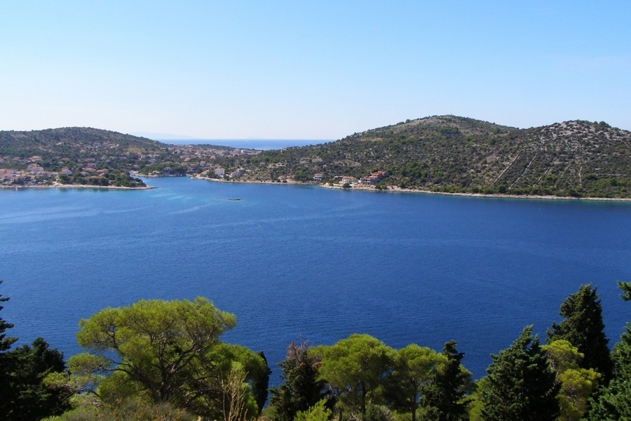 Building plot with sea views in Rogoznica