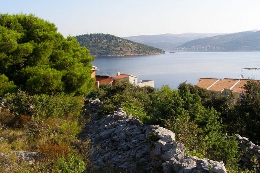 Plot in the second row to the sea in Croatia